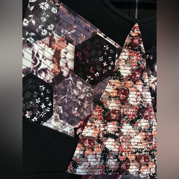 Form fitting dress with patchwork print design - Picture 4 of 4